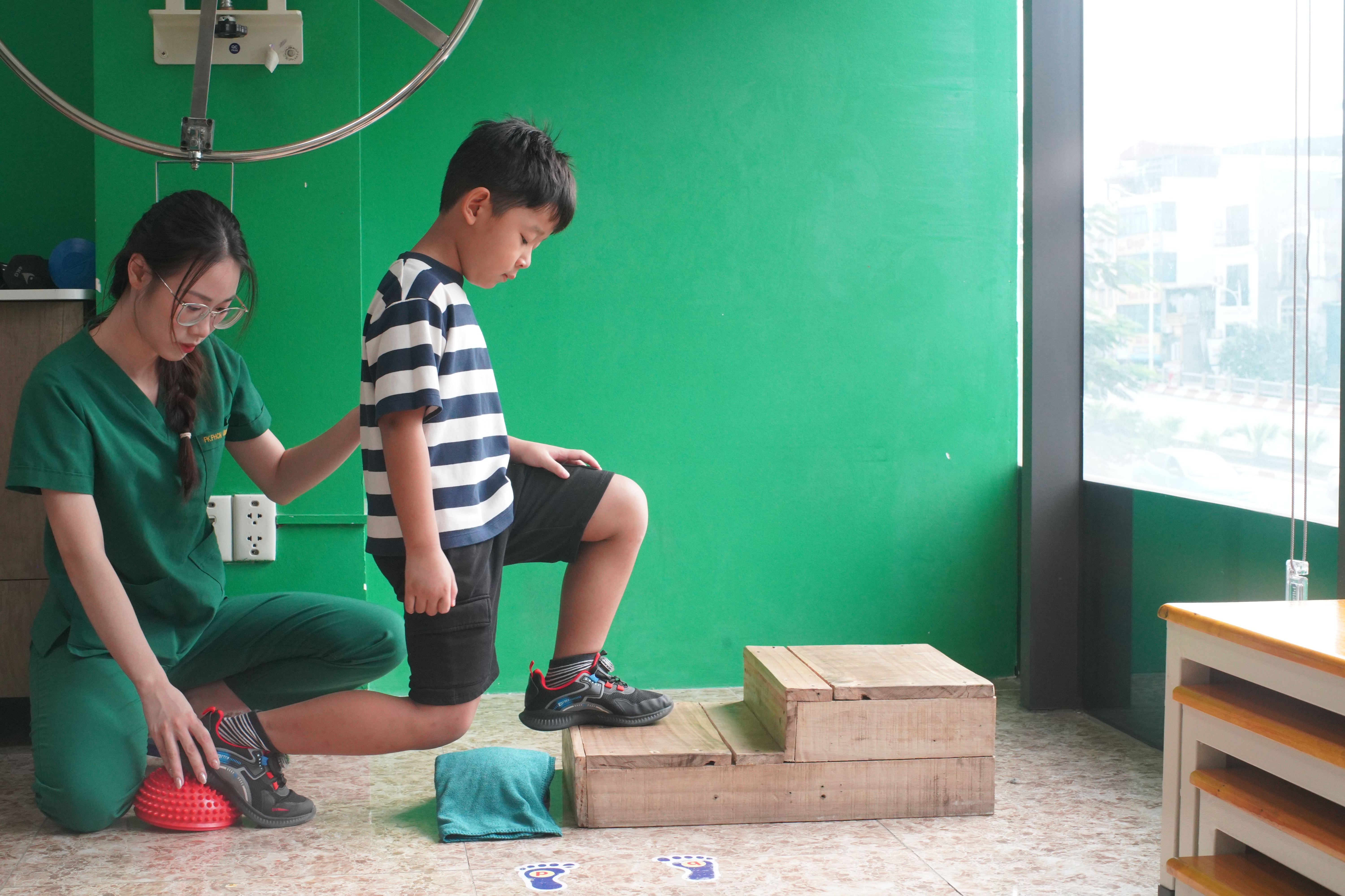 Bao nhiêu tuổi thì vòm bàn chân của trẻ hình thành?